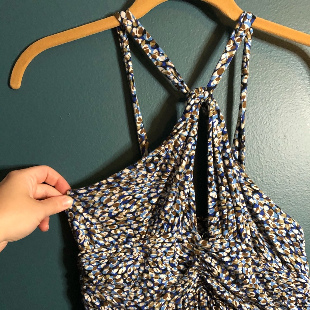 Exposed shoulder, crossbody